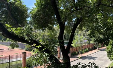 Casa en excelente zona en única esquina. Olivos