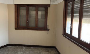 Casa en excelente zona en única esquina. Olivos