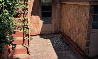 Casa en excelente zona en única esquina. Olivos
