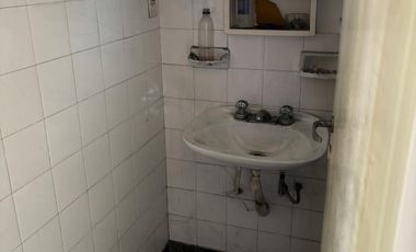 Casa en excelente zona en única esquina. Olivos