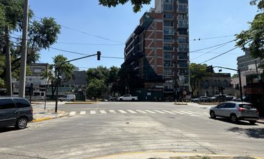 Casa en excelente zona en única esquina. Olivos
