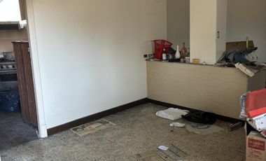 Casa en excelente zona en única esquina. Olivos