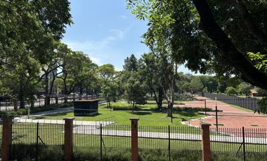 Casa en excelente zona en única esquina. Olivos