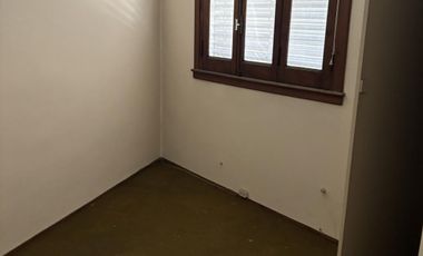 Casa en excelente zona en única esquina. Olivos