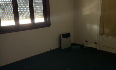 Casa en excelente zona en única esquina. Olivos