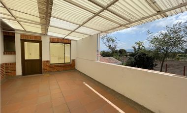 Hermosa casa por el camellòn del Salvio Cota