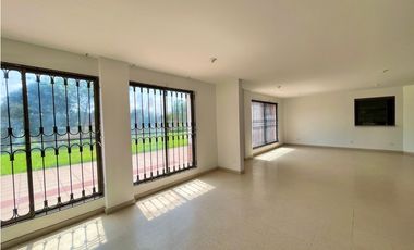 Hermosa casa por el camellòn del Salvio Cota