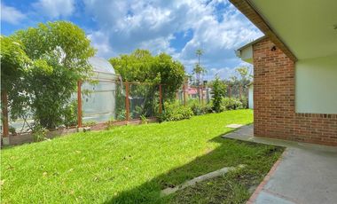 Hermosa casa por el camellòn del Salvio Cota
