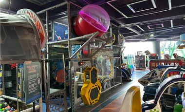 RENTA LOCAL ESQUINERO EN COSMOCENTRO ENSEGUIDA PLAZOLETA DE COMIDAS