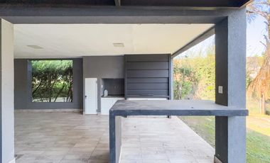 Casa 2 dormitorios, jardín,pileta, barrio cerrado Sol Parana