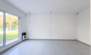 Casa 2 dormitorios, jardín,pileta, barrio cerrado Sol Parana