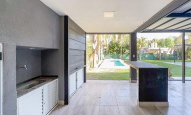Casa 2 dormitorios, jardín,pileta, barrio cerrado Sol Parana