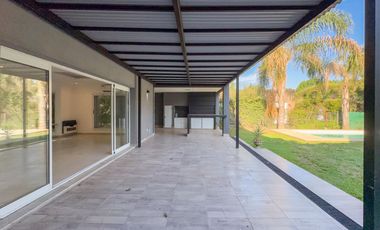 Casa 2 dormitorios, jardín,pileta, barrio cerrado Sol Parana