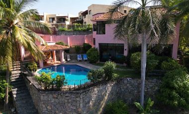 Residencia Palomas con vista al club de Golf y bahia El Palmar Ixtapa