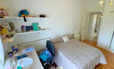 Alquiler 24 meses - de Importante Chalet de Estilo - En Barrio Los Troncos