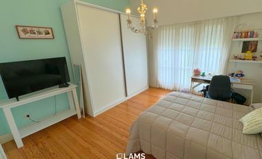 Alquiler 24 meses - de Importante Chalet de Estilo - En Barrio Los Troncos