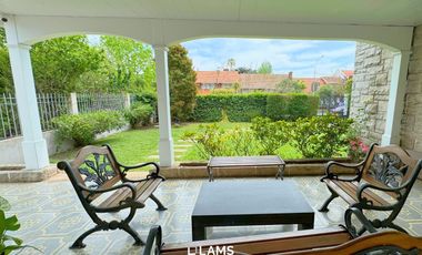 Alquiler 24 meses - de Importante Chalet de Estilo - En Barrio Los Troncos