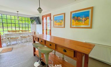 Alquiler 24 meses - de Importante Chalet de Estilo - En Barrio Los Troncos