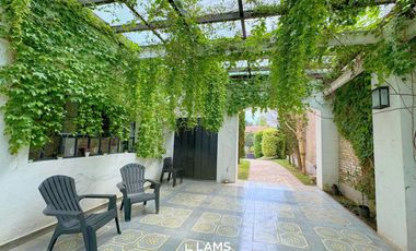 Alquiler 24 meses - de Importante Chalet de Estilo - En Barrio Los Troncos