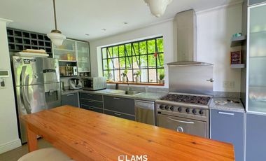 Alquiler 24 meses - de Importante Chalet de Estilo - En Barrio Los Troncos