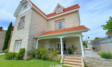 Alquiler 24 meses - de Importante Chalet de Estilo - En Barrio Los Troncos