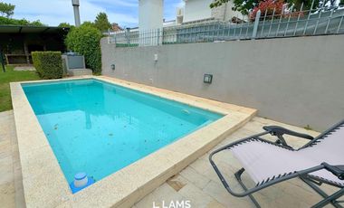 Alquiler 24 meses - de Importante Chalet de Estilo - En Barrio Los Troncos