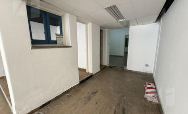 Local comercial 115m2  vidriera 5 mts sobre Castro Barros 800 escritura
