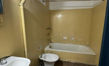 Local comercial 115m2  vidriera 5 mts sobre Castro Barros 800 escritura