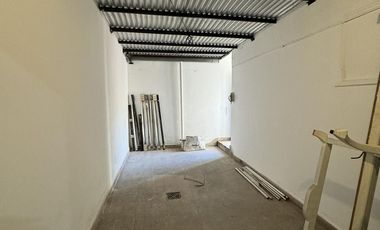 Local comercial 115m2  vidriera 5 mts sobre Castro Barros 800 escritura
