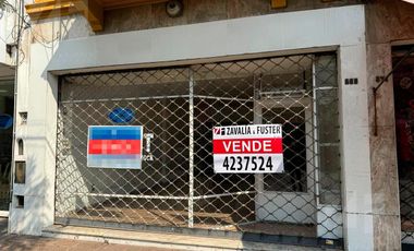 Local comercial 115m2  vidriera 5 mts sobre Castro Barros 800 escritura