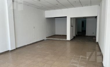 Local comercial 115m2  vidriera 5 mts sobre Castro Barros 800 escritura
