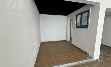 Local comercial 115m2  vidriera 5 mts sobre Castro Barros 800 escritura