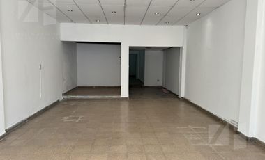Local comercial 115m2  vidriera 5 mts sobre Castro Barros 800 escritura