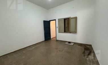 Local comercial 115m2  vidriera 5 mts sobre Castro Barros 800 escritura