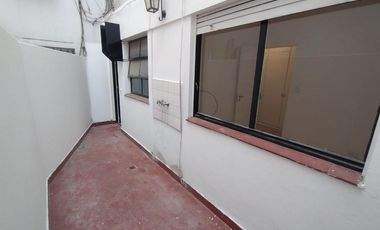 VENTA - 2 ambientes con patio - Luminoso - Recién pintado y plastificado - ONCE