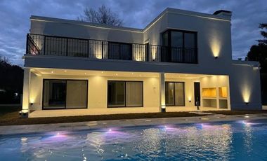 MODERNA CASA EN VENTA - CLUB DE CAMPO EL MORO - MARCOS PAZ