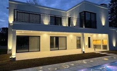 MODERNA CASA EN VENTA - CLUB DE CAMPO EL MORO - MARCOS PAZ