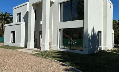 MODERNA CASA EN VENTA - CLUB DE CAMPO EL MORO - MARCOS PAZ