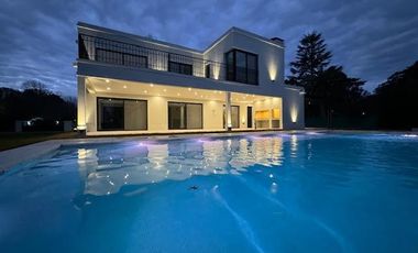 MODERNA CASA EN VENTA - CLUB DE CAMPO EL MORO - MARCOS PAZ