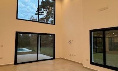MODERNA CASA EN VENTA - CLUB DE CAMPO EL MORO - MARCOS PAZ