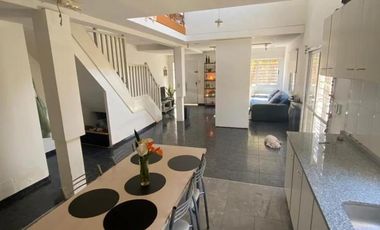 Casa en venta - 4 Dormitorios 4 Baños - 238Mts2 - Almirante Brown