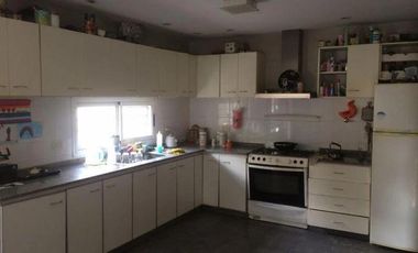 Casa en venta - 4 Dormitorios 4 Baños - 238Mts2 - Almirante Brown