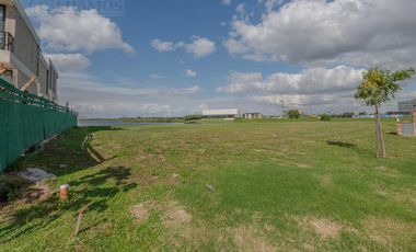 Lote sobre lago central en venta, en Los Puentes - Nordelta