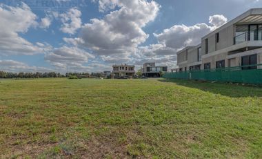 Lote sobre lago central en venta, en Los Puentes - Nordelta