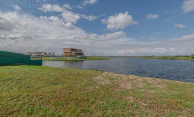 Lote sobre lago central en venta, en Los Puentes - Nordelta