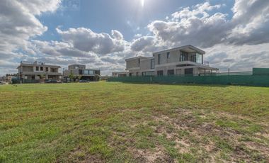 Lote sobre lago central en venta, en Los Puentes - Nordelta