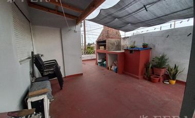 Venta de casa para dos familias con terraza en Wilde