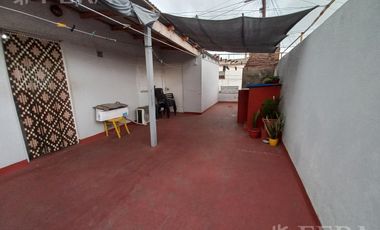 Venta de casa para dos familias con terraza en Wilde