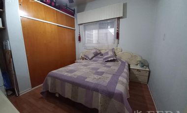Venta de casa para dos familias con terraza en Wilde
