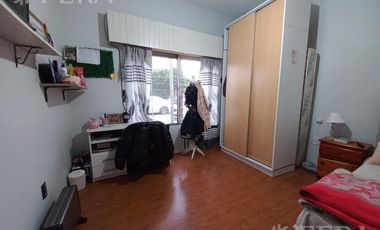 Venta de casa para dos familias con terraza en Wilde